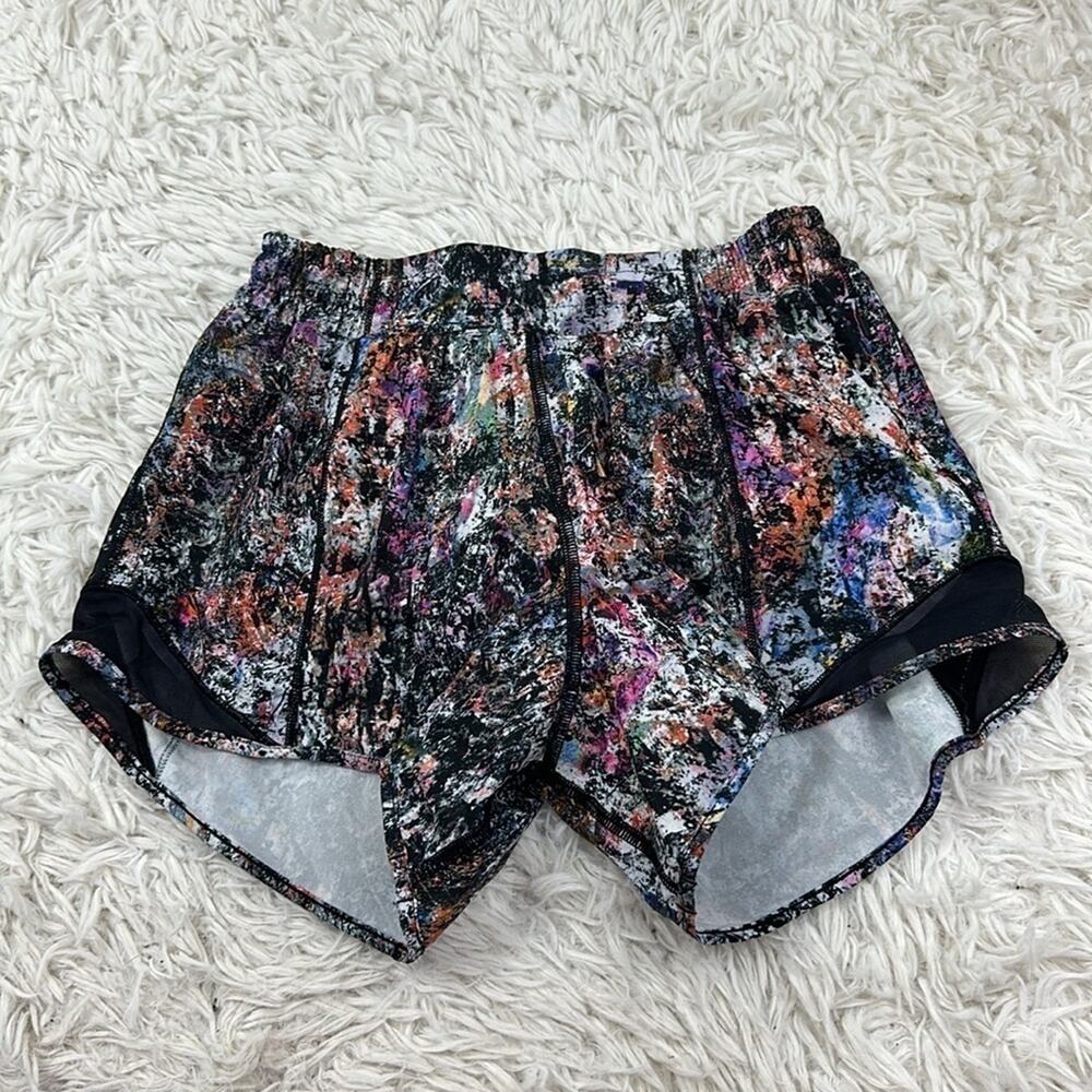 Lululemon Hotty Hot Short II *Long 4" Vitalize Multi / Black